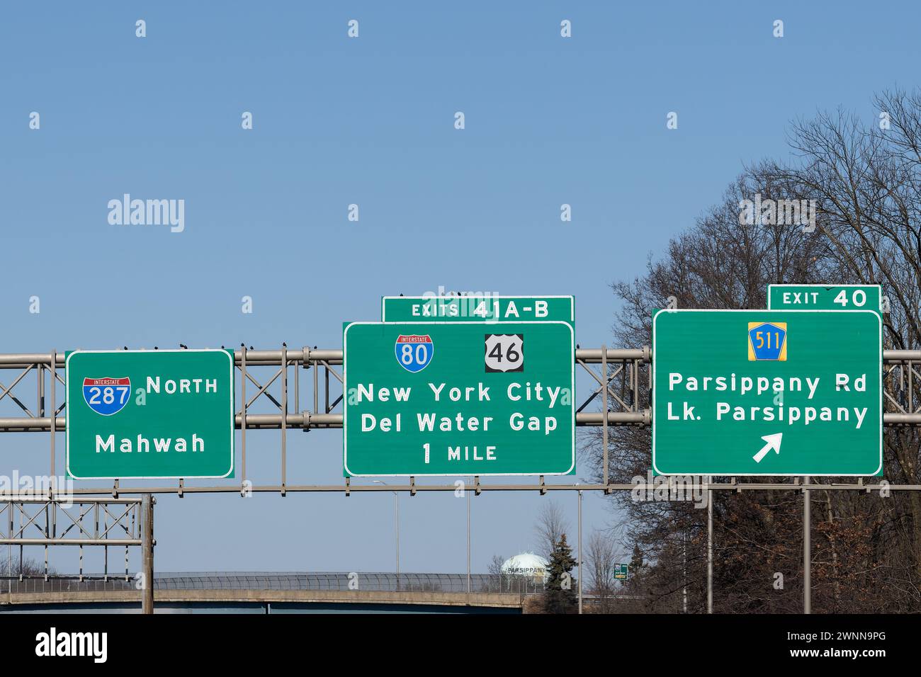 highway exit signs for Interstate 287 North toward Mahwah, New Jersey, Interstate 80 and US-46 toward New York City and Delaware Water Gap, and County Stock Photo