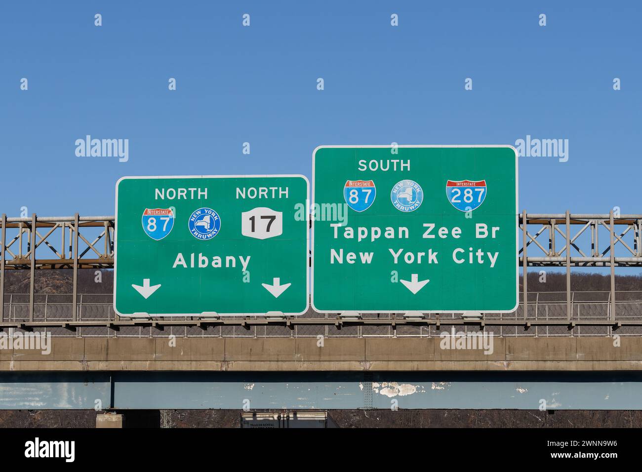Mahwah, NJ - Feb. 27, 2022: Exit signs on  I-287, NJ-17 for I-87 New York State Thruway North toward Albany, and South toward Tappan Zee Bridge, AKA G Stock Photo
