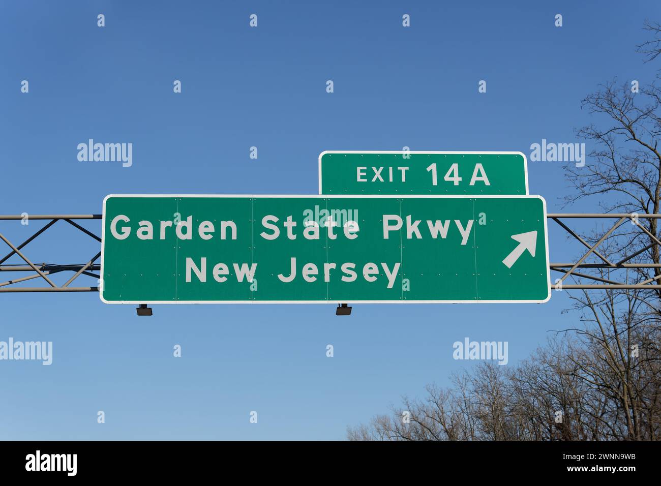 sign on I-287 I-87 Governor Thomas E. Dewey Thruway in Chestnut Ridge, New York for Exit 14A to the Garden State Parkway in New Jersey Stock Photo
