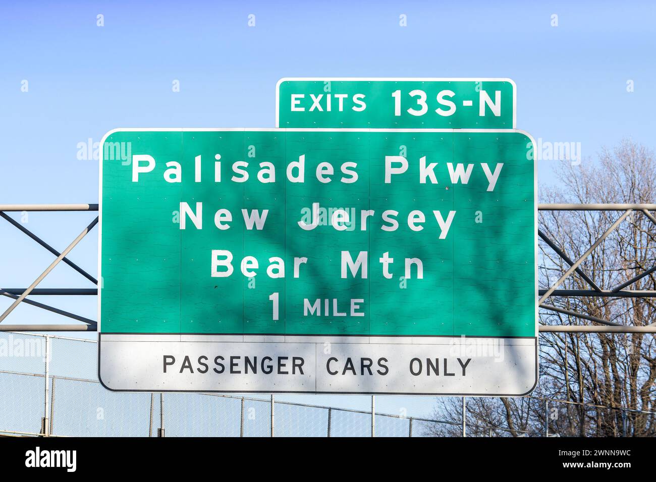 sign on I-287 I-87 NY State Thruway in Nanuet, New York for Exit 13 S-N for Palisades Parkway New Jersey and Bear Mountain Stock Photo