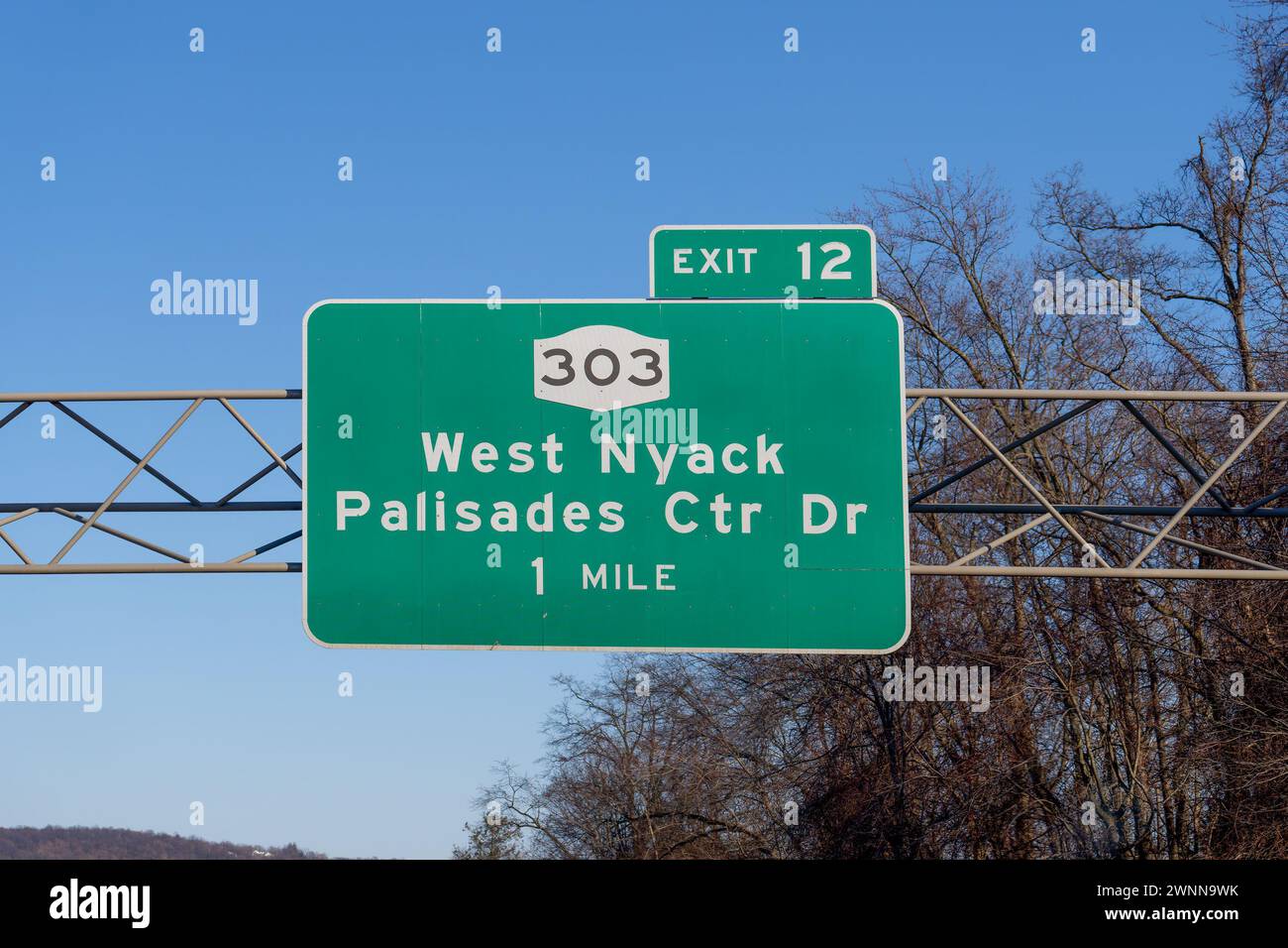 sign on I-287 I-87 NY State Thruway in West Nyack, New York for Exit 12 for NY-303 Palisades Center Drive and West Nyack Stock Photo