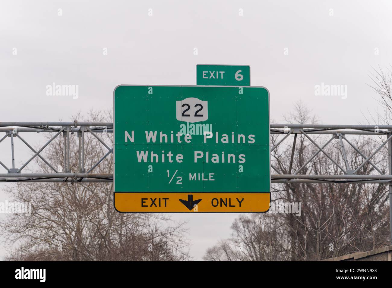 exit 6 sign on the Cross Westchester Expressway I-287 for NY-22 to North White Plains and White Plains, New York Stock Photo