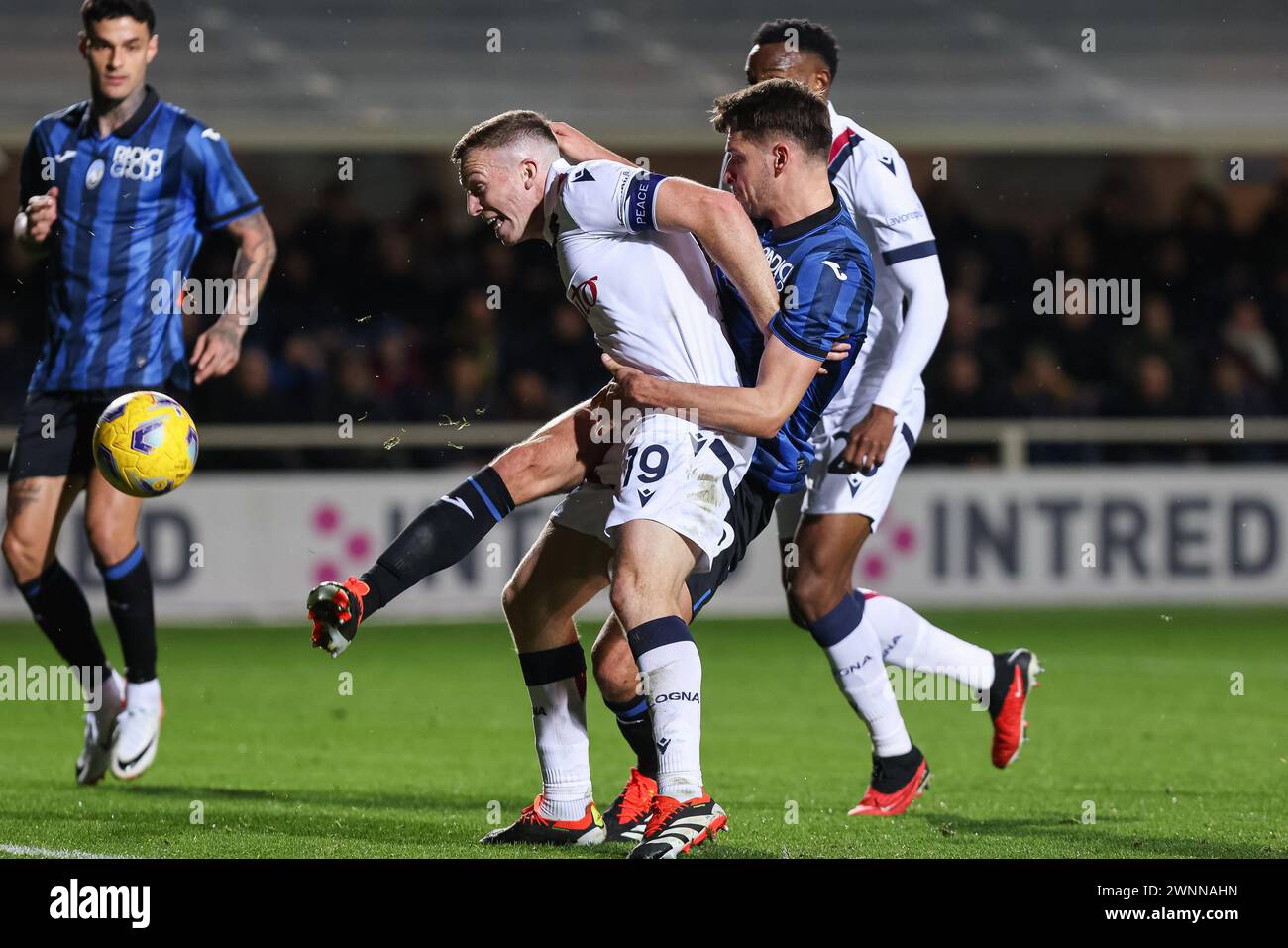 Bergamo, Italy, 3 March, 2024. Berat Djimsiti (Atalanta BC) fights for the ball with Lewis Ferguson (Bologna FC) during the Serie A football match between Atalanta and Bologna at Gewiss Stadium on March 3, 2024 in Bergamo, Italy. Credit: Stefano Nicoli/Speed Media/Alamy Live News Stock Photo