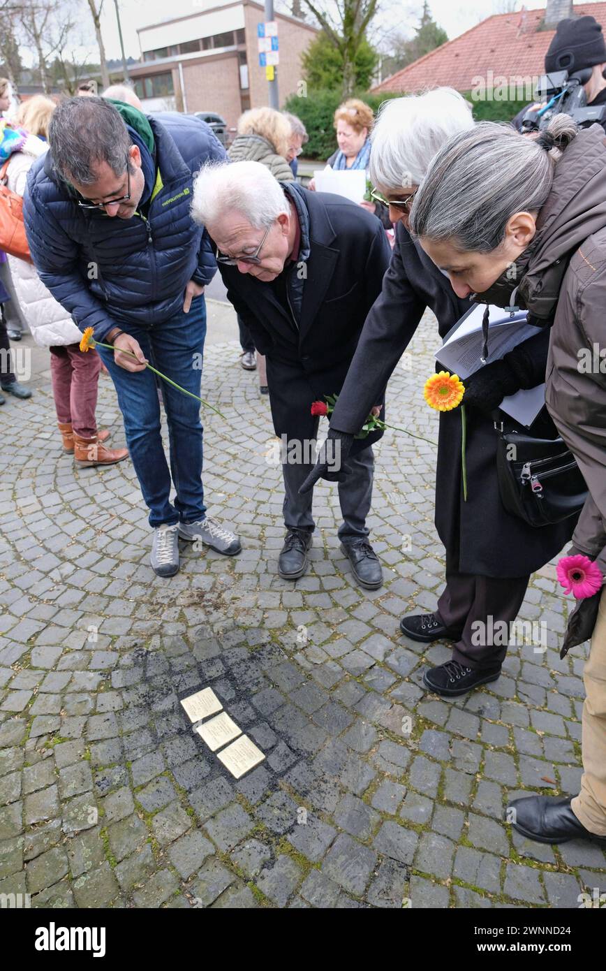 Stolpersteinverlegung für Familie Ganz Aachen, 01.03.2024: Stolpersteinverlegung an der Eupenerstr. 249. Charles Antosiewicz war mit seiner Schweizer Familie angereist. Sein Großvater Otto Ganz 1879-1944, seine Tante Erika Ganz 1911-1943 und seine Urgroßmutter Regine Grüneberg 1858-1942 hatten hier gelebt. Sie wurden deportiert und ermordet. Innerhalb der Aktion Stolpersteine des Künstlers Gunter Demnig wurden vom Gedenkbuch-Projekt für die Opfer der Shoah aus Aachen e.V. drei Stolpersteine in Anwesenheit der Oberbürgermeisterin Sibylle Keupen verlegt. Aachen Eupenerstraße NRW Deutschland *** Stock Photo