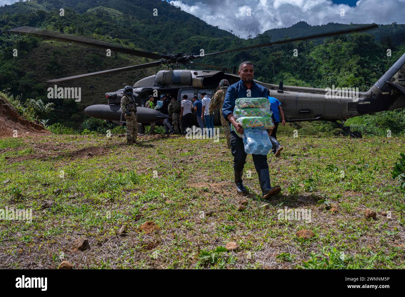 Mina Zorra, Panama. 29 February, 2024. U.S. and Panama Army soldiers unload food and structural materials from a UH-60 Blackhawk helicopter during Exercise PANAMAX, February 29, 2024 near Mina Zorra, Panama, Feb. 29, 2024. During the exercise the 1-228th Aviation Regiment transported over 500 thousand pounds of equipment including food and supplies as well as medical team to care for local residents.  Credit: TSgt. Nick Erwin/US Army/Alamy Live News Stock Photo