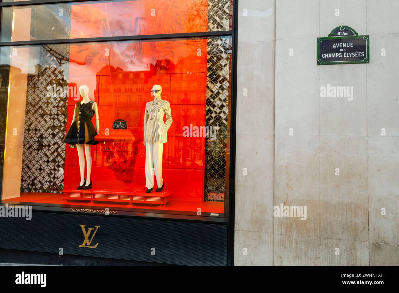 UN BATIMENT LOUIS VUITTON EN FORME DE MALLE SUR LES CHAMPS ELYSEES Stock Photo