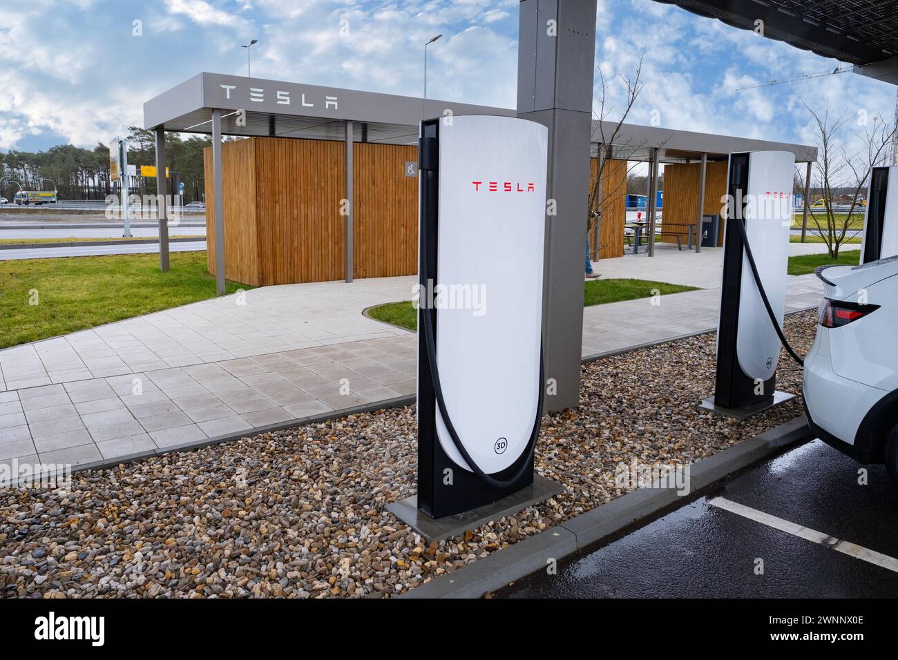 Tesla supercharger v4 mit Lounge deutscher Fabrik Giga Berlin, Gigafactory Berlin-Brandenburg Tesla location in Europe, sustainable and efficient faci Stock Photo