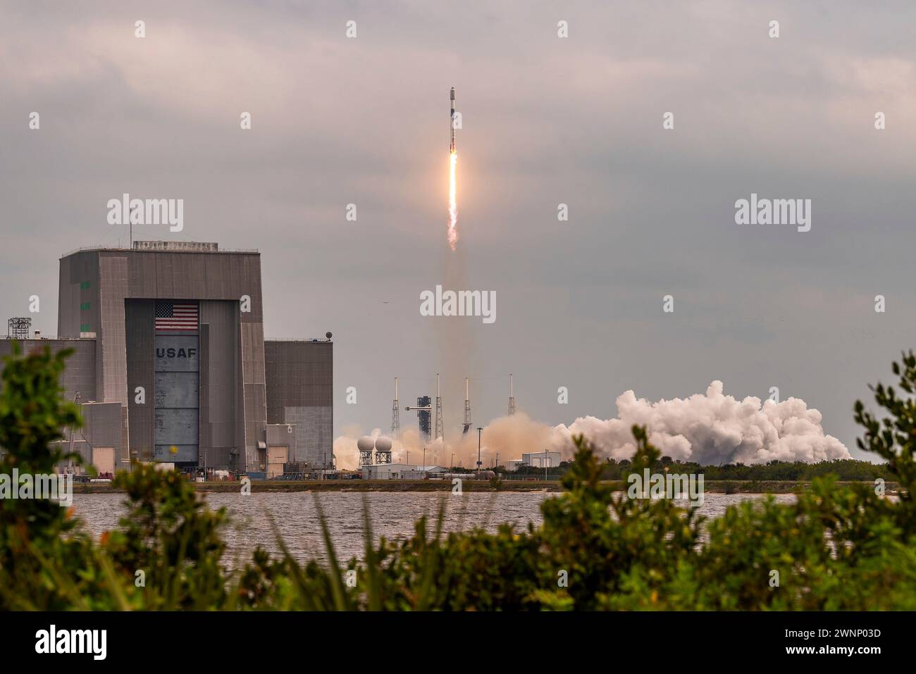 Cape Canaveral, United States of America. 29 February, 2024. The SpaceX Falcon 9 rocket carrying 23 Starlink communications satellites, blasts off from Space Launch Complex 40 at Cape Canaveral Space Force Station, February 29, 2024 in Cape Canaveral, Florida.  Credit: Joshua Conti/USSF Photo/Alamy Live News Stock Photo