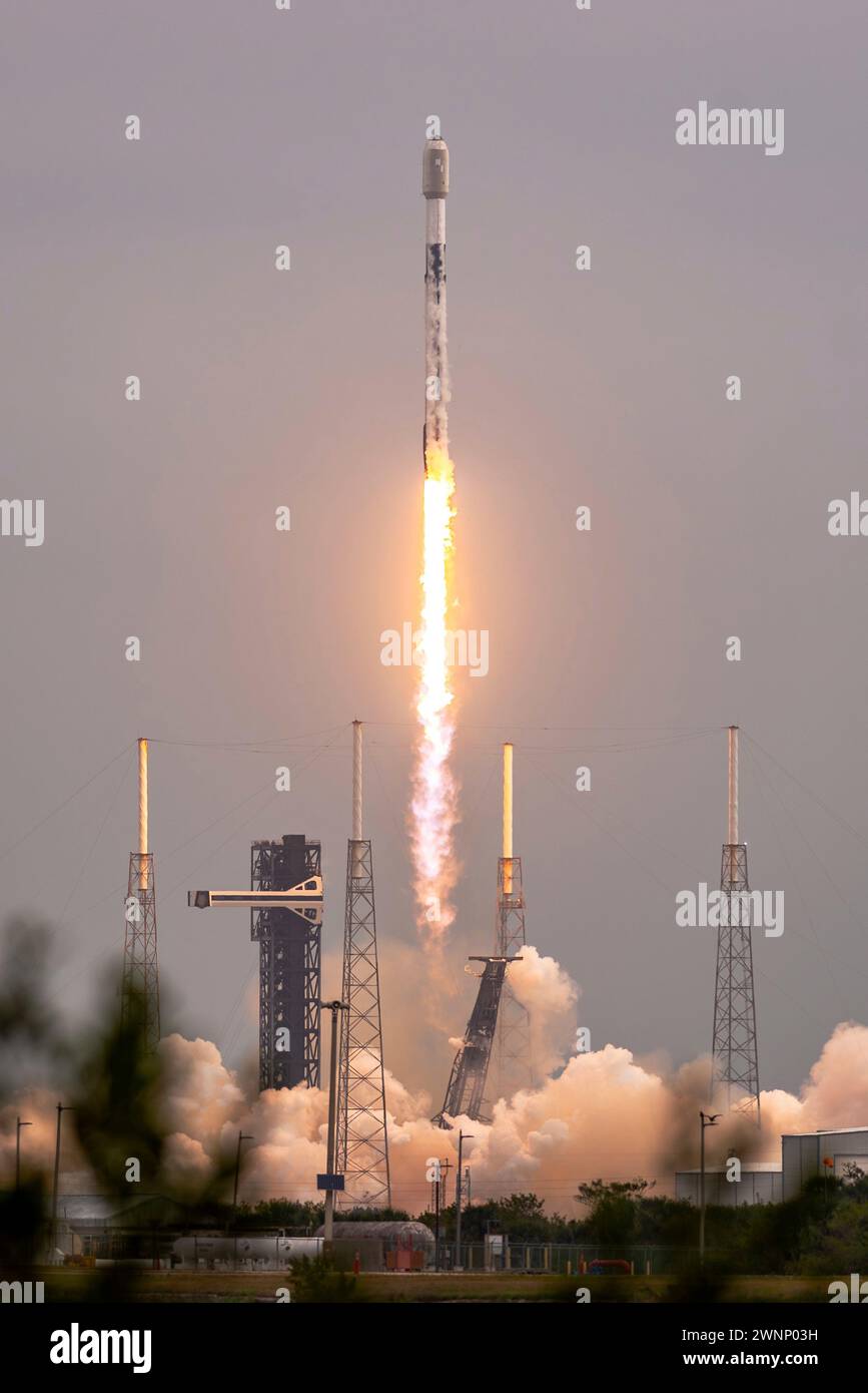 Cape Canaveral, United States of America. 29 February, 2024. The SpaceX Falcon 9 rocket carrying 23 Starlink communications satellites, blasts off from Space Launch Complex 40 at Cape Canaveral Space Force Station, February 29, 2024 in Cape Canaveral, Florida.  Credit: Joshua Conti/USSF Photo/Alamy Live News Stock Photo