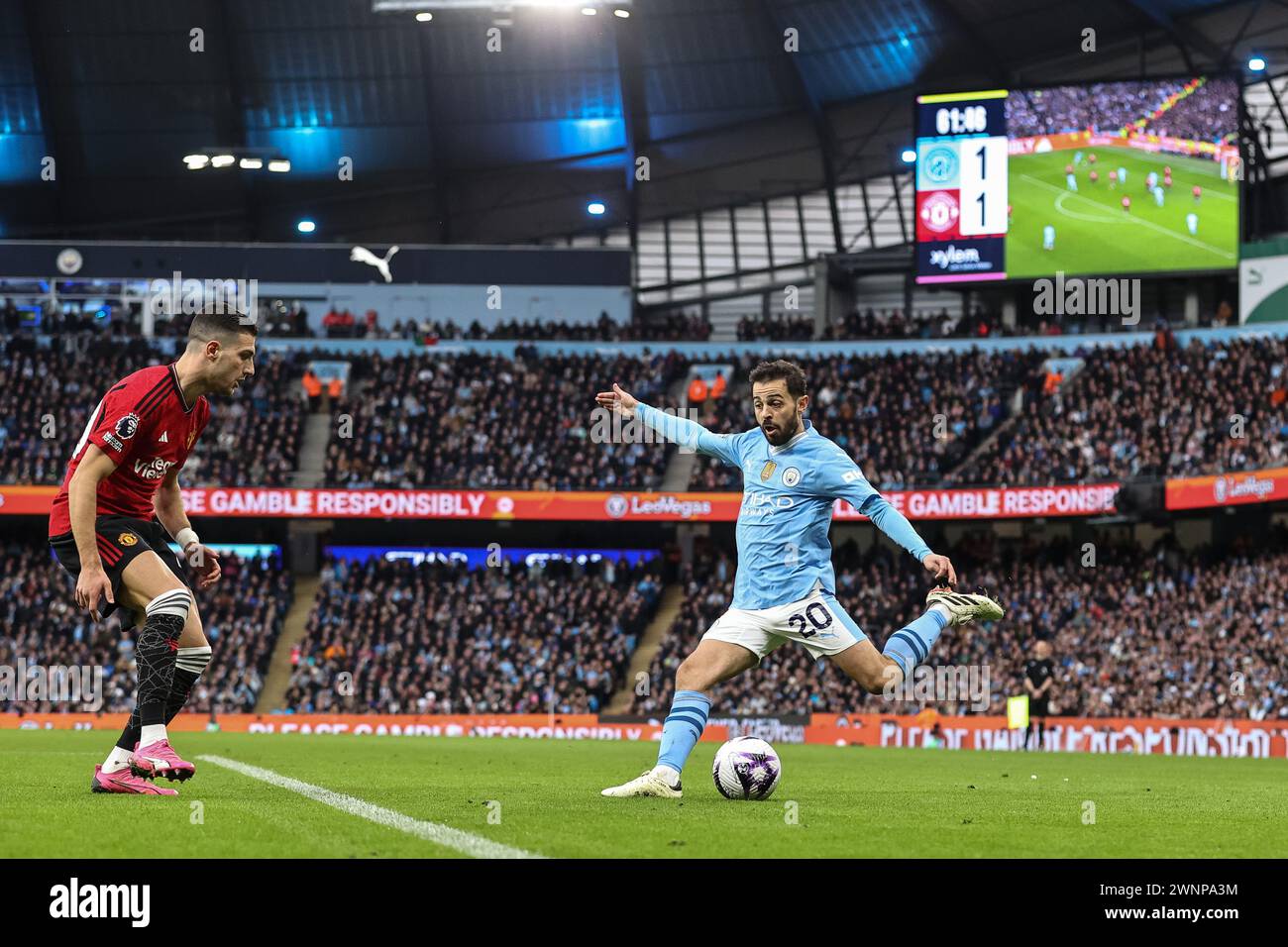 Bernardo Silva of Manchester City breaks with the ball during the
