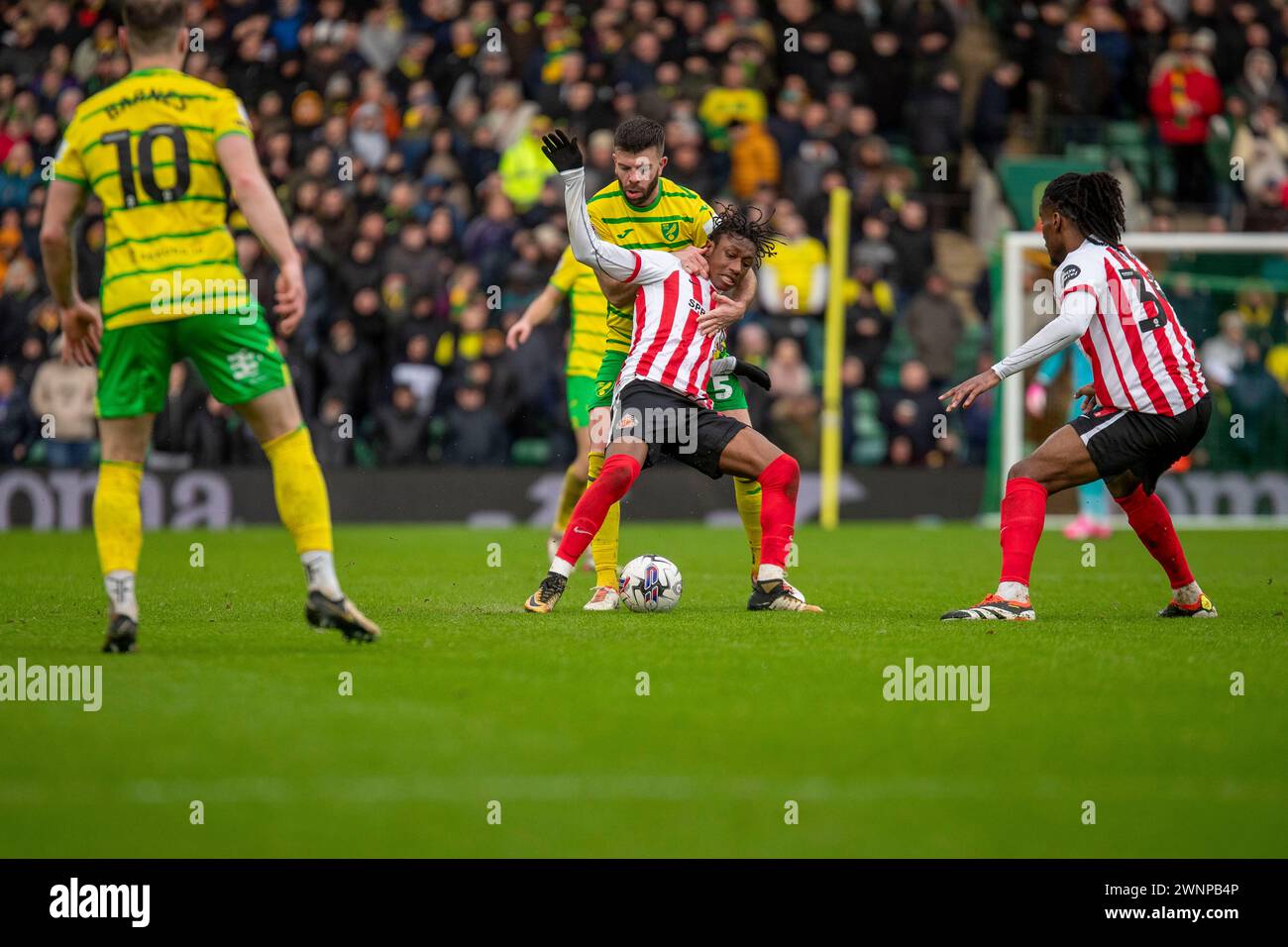 Romaine Mundle of Sunderland is put under pressure from Grant Hanley of Norwich City during the Sky Bet Championship match between Norwich City and Sunderland at Carrow Road, Norwich on Saturday 2nd March 2024. (Photo: David Watts | MI News) Credit: MI News & Sport /Alamy Live News Stock Photo