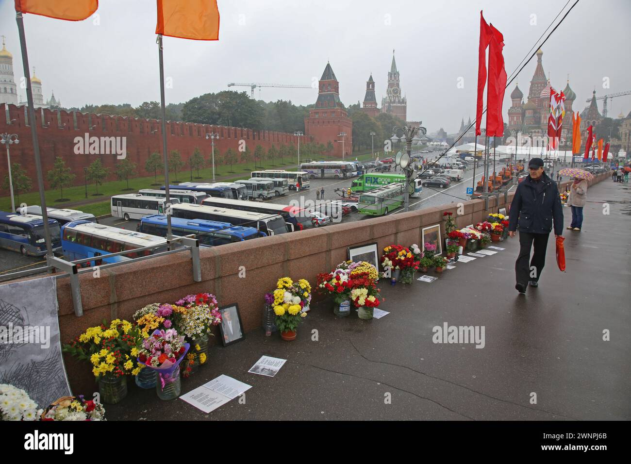 Memorial along Bolshoy Kamenny Bridge to Kremlin, Moscow, Russia   The assassination of Boris Nemtsov, a Russian politician opposed to the government Stock Photo