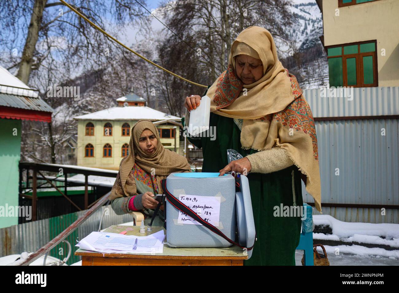 Srinagar, India. 03rd Mar, 2024. March 03, 2024, Srinagar, India: A health worker checking Polio vaccine vials during a polio vaccination program for children 0-5 Year Old to eradicate polio virus in Srinagar. on March 03, 2024, Srinagar, India. (Photo By Firdous Nazir/Eyepix Group) Credit: Sipa USA/Alamy Live News Stock Photo