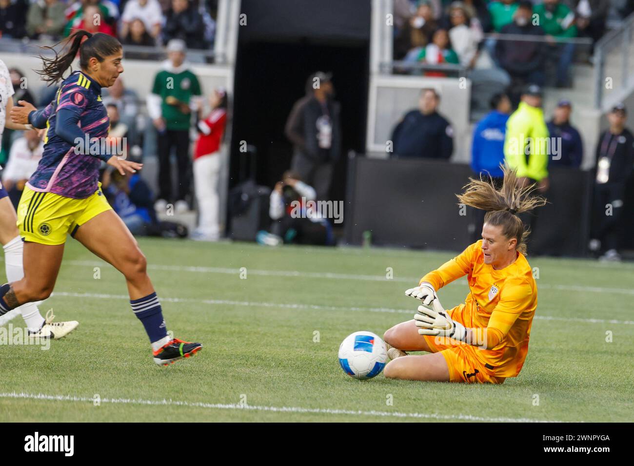 Los Angeles, California, USA. 3rd Mar, 2024. United States goalkeeper ALYSSA NAEHER #1 makes save against Colombia goalkeeper NATALIA GIRALDO #1 during a 2024 Concacaf W Gold Cup quarter-final soccer match in Los Angeles, March 3, 2024. (Credit Image: © Ringo Chiu/ZUMA Press Wire) EDITORIAL USAGE ONLY! Not for Commercial USAGE! Credit: ZUMA Press, Inc./Alamy Live News Stock Photo