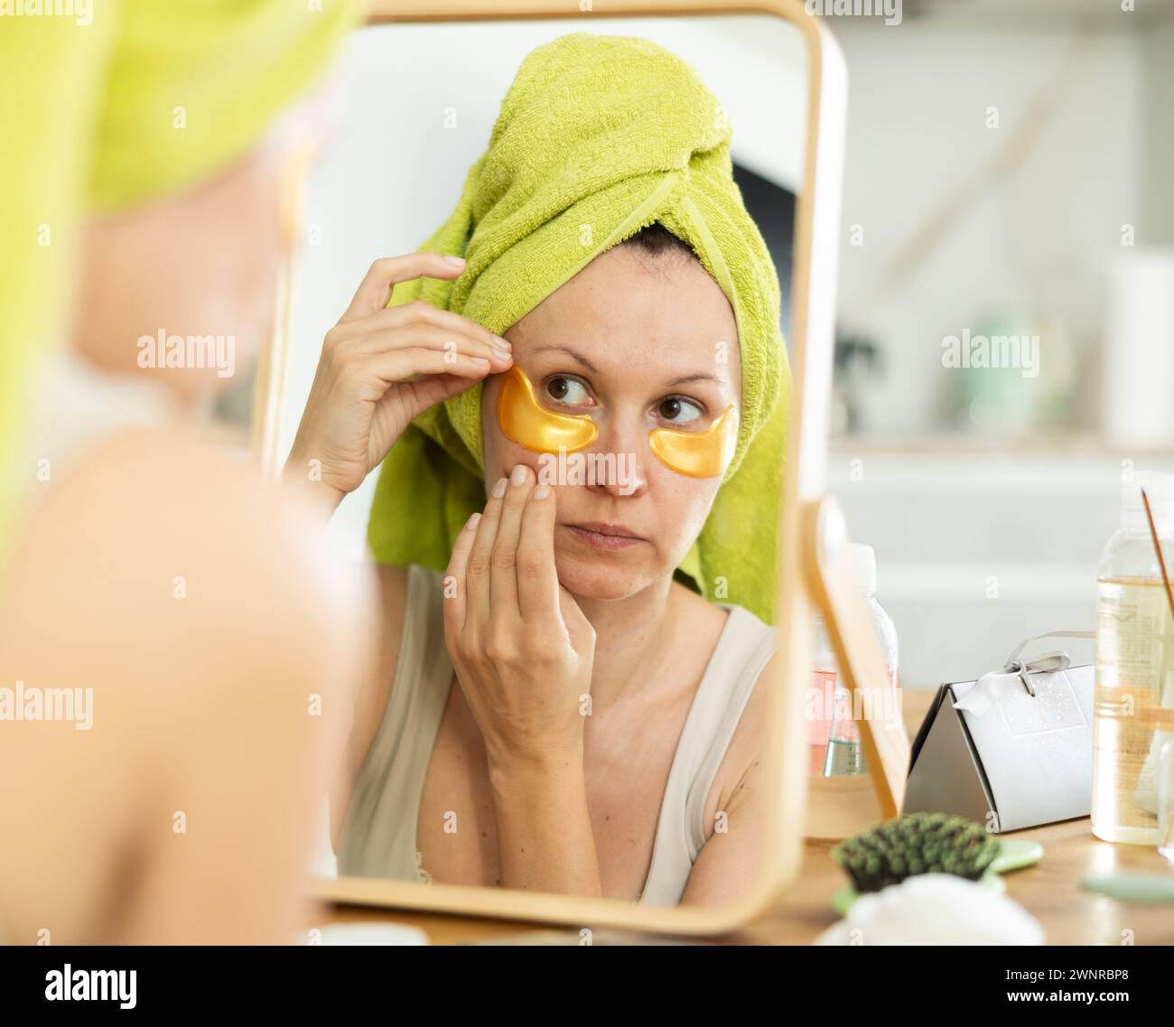 Gold under eye patches hi-res stock photography and images - Alamy