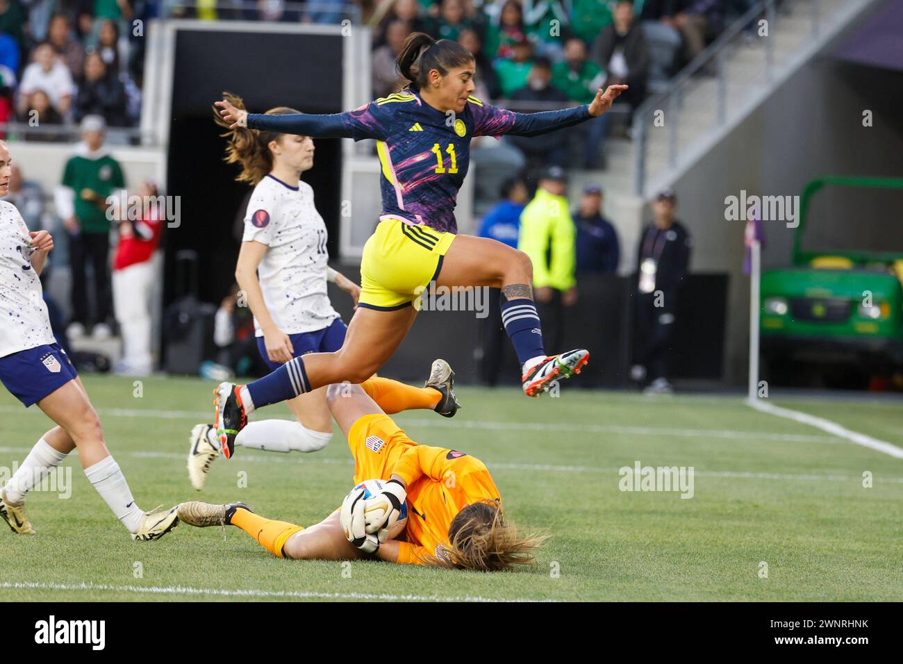March 3, 2024, Los Angeles, California, USA: United States goalkeeper ALYSSA NAEHER #1 makes a save against Colombia goalkeeper NATALIA GIRALDO #1 during a 2024 Concacaf W Gold Cup quarter-final soccer match in Los Angeles. The USA won 3:0. (Credit Image: © Ringo Chiu/ZUMA Press Wire) EDITORIAL USAGE ONLY! Not for Commercial USAGE! Stock Photo