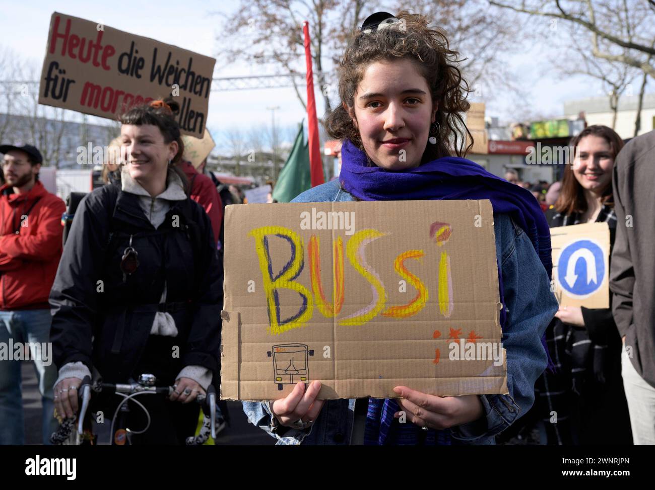 DEU , DEUTSCHLAND : Demonstration in Bonn von Fridays For Future und der Gewerkschaft Ver.di / Verdi gegen den Klimawandel und fuer einen besseren oeffentlichen Nahverkehr / OEPNV  ÖPNV  / Klimastreik , 01.03.2024 DEU , GERMANY : Demonstration in Bonn of Fridays For Future and Ver.di trade union against Climate Change and for a better public transport , 01.03.2024 *** DEU , GERMANY Demonstration in Bonn by Fridays For Future and Ver di Verdi trade union against climate change and for a better public transport OEPNV ÖPNV Klimastreik , 01 03 2024 DEU , GERMANY Demonstration in Bonn of Fridays Fo Stock Photo