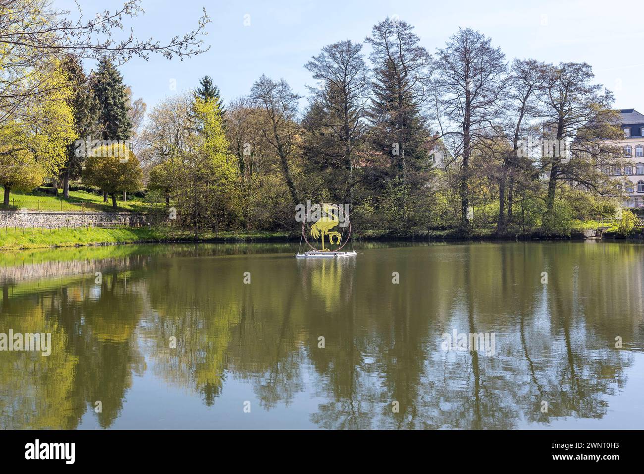 Kranich mit Hufeisen, das Wappentier des Ortes auf dem Teich im Zentrum von Neugersdorf, Oberlausitzer Bergland, Sachsen, Deutschland *** Crane with h Stock Photo