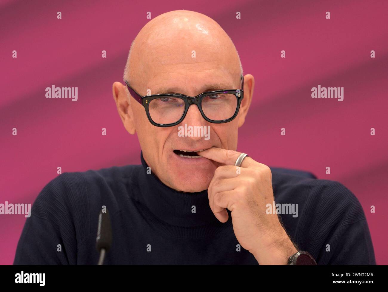 Bilanzpressekonferenz der Deutsche Telekom AG am 23.02.2024 : Timotheus HOETTGES  Timotheus HÖTTGES  , Vorstandsvorsitzender Annual press conference of Deutsche Telekom AG on 23.02.2024 : Timotheus HOETTGES , CEO *** Annual press conference of Deutsche Telekom AG on 23 02 2024 Timotheus HOETTGES Timotheus HÖTTGES , Chairman of the Board of Management Annual press conference of Deutsche Telekom AG on 23 02 2024 Timotheus HOETTGES , CEO Stock Photo