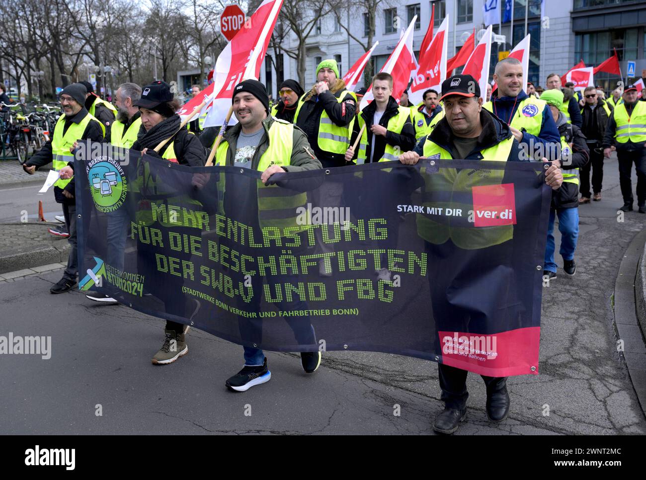 DEU , DEUTSCHLAND : Demonstration in Bonn von Fridays For Future und der Gewerkschaft Ver.di / Verdi gegen den Klimawandel und fuer einen besseren oeffentlichen Nahverkehr / OEPNV  ÖPNV  / Klimastreik , 01.03.2024 DEU , GERMANY : Demonstration in Bonn of Fridays For Future and Ver.di trade union against Climate Change and for a better public transport , 01.03.2024 *** DEU , GERMANY Demonstration in Bonn by Fridays For Future and Ver di Verdi trade union against climate change and for a better public transport OEPNV ÖPNV Klimastreik , 01 03 2024 DEU , GERMANY Demonstration in Bonn of Fridays Fo Stock Photo