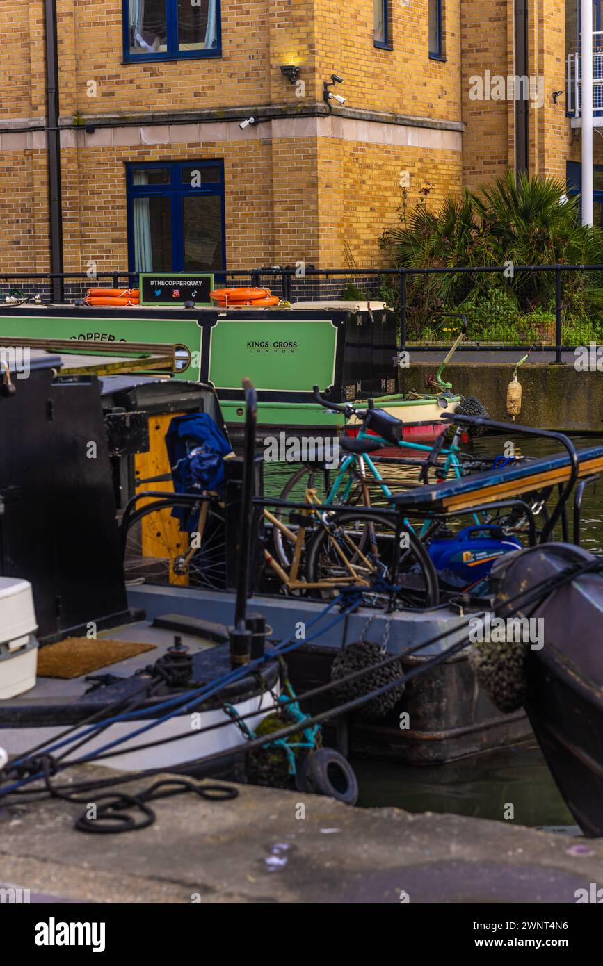 Narrowboat along regents canal hi-res stock photography and images - Alamy