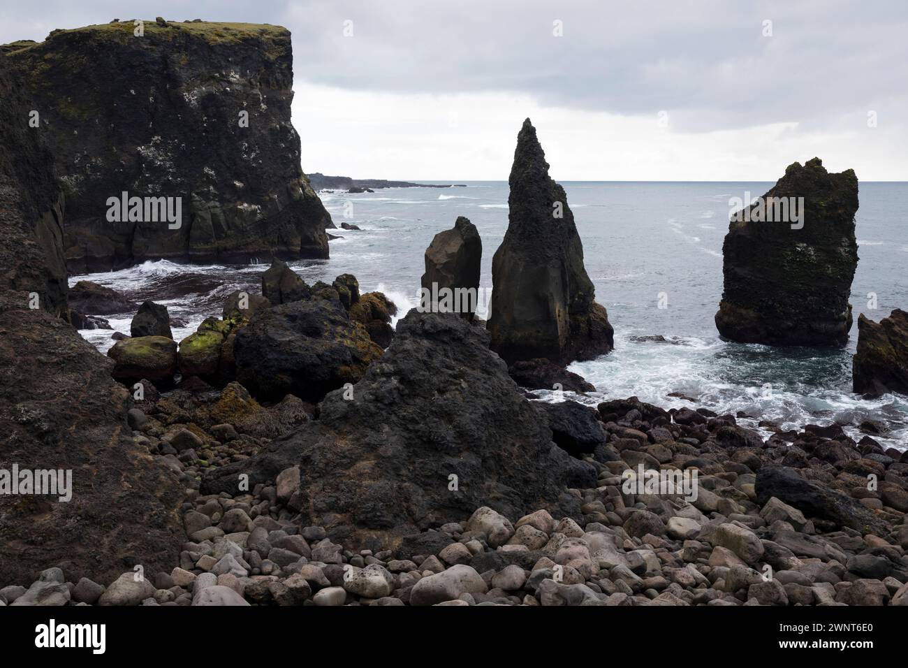 Küste, Felsküste, Steilküste, Atlantischer Ozean, Eismeer, Halbinsel Reykjanes, Reykjanes-Halbinsel, Island, Iceland, coast, ocean Stock Photo