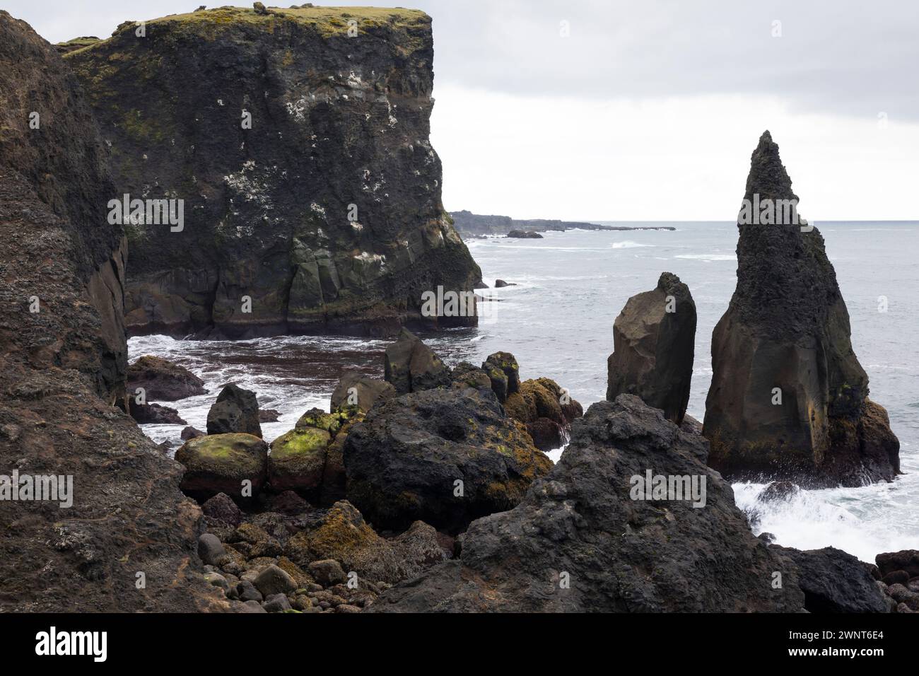 Küste, Felsküste, Steilküste, Atlantischer Ozean, Eismeer, Halbinsel Reykjanes, Reykjanes-Halbinsel, Island, Iceland, coast, ocean Stock Photo