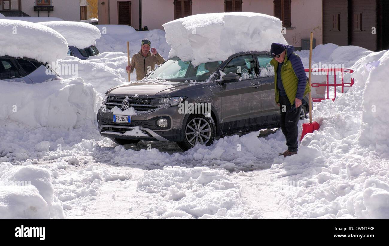 Italien kämpft auch einen Tag nach den intensiven Schneefällen mit den Schneemassen. Der komplette Winter war zu mild und schneearm. Nun kamen die Schneemassen zum Ende der Wintersportsaison - nach vielen Frühlingstagen. Betroffen sind vor allem die Hochlagen des Piemont und Aostatal. In Macugnaga Provinz Verbano-Cusio-Ossola hatten die Menschen am Montag alle Hände voll zutun. Wohnwagen mussten von den Schneemassen befreit werden. Fahrzeuge sind meterhoch vom Schnee begraben. Auch die Grundstücke müssen von den Schneemassen befreit werden. Überall laufen die Schneefräsen. Skilifte stehen stil Stock Photo