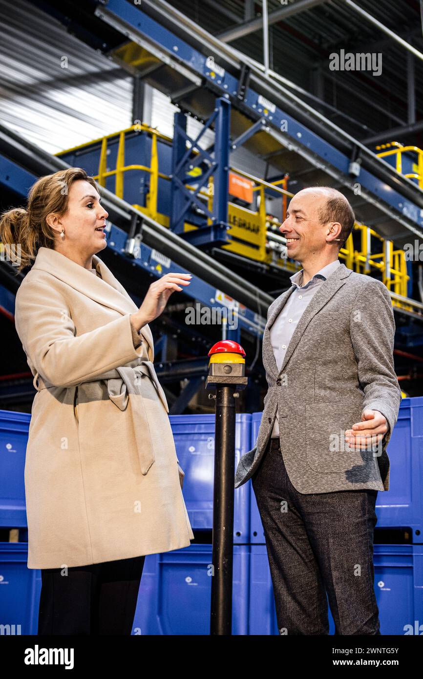 EINDHOVEN - Vivianne Heijnen, State Secretary for Infrastructure & Water Management and Marc den Hartog, Managing Director Renewi Netherlands during the opening of the new plastic sorting installation of waste worker Renewi. According to the company, only a third of plastic waste is recycled. With the opening of this installation, Renewi wants to increase that percentage. ANP ROB ENGELAAR netherlands out - belgium out Stock Photo