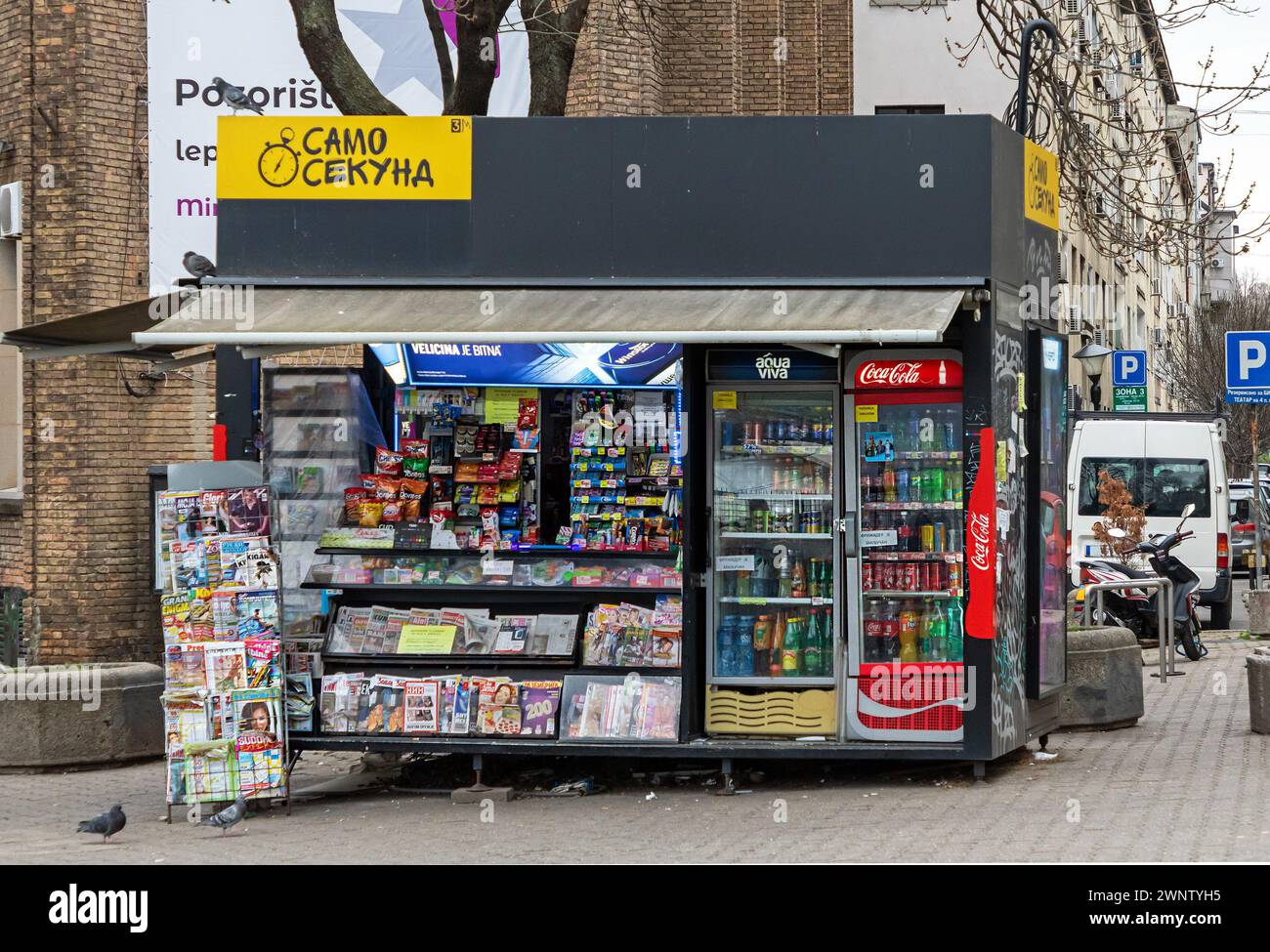 Kiosk selling newspapers hi-res stock photography and images - Alamy