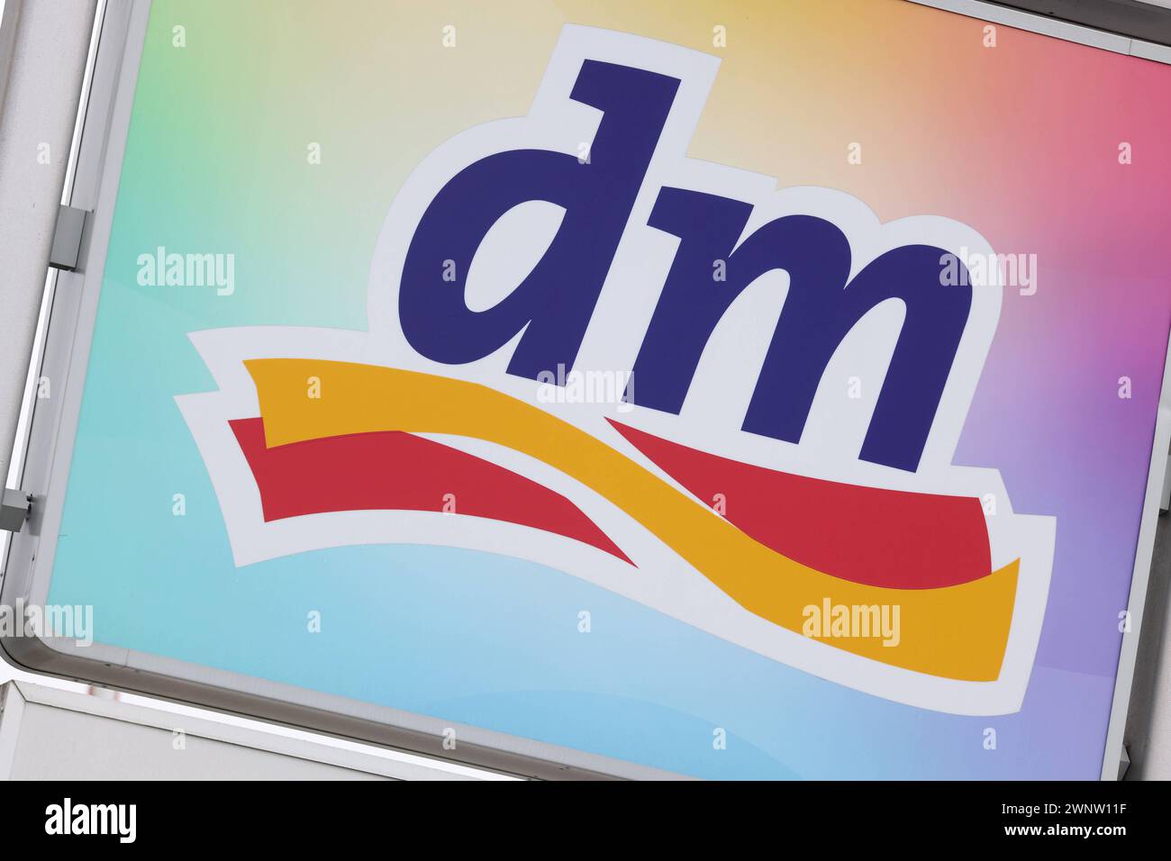 Das Logo von dm, dm Markt. dm Markt am 04.03.2024 in Betzdorf