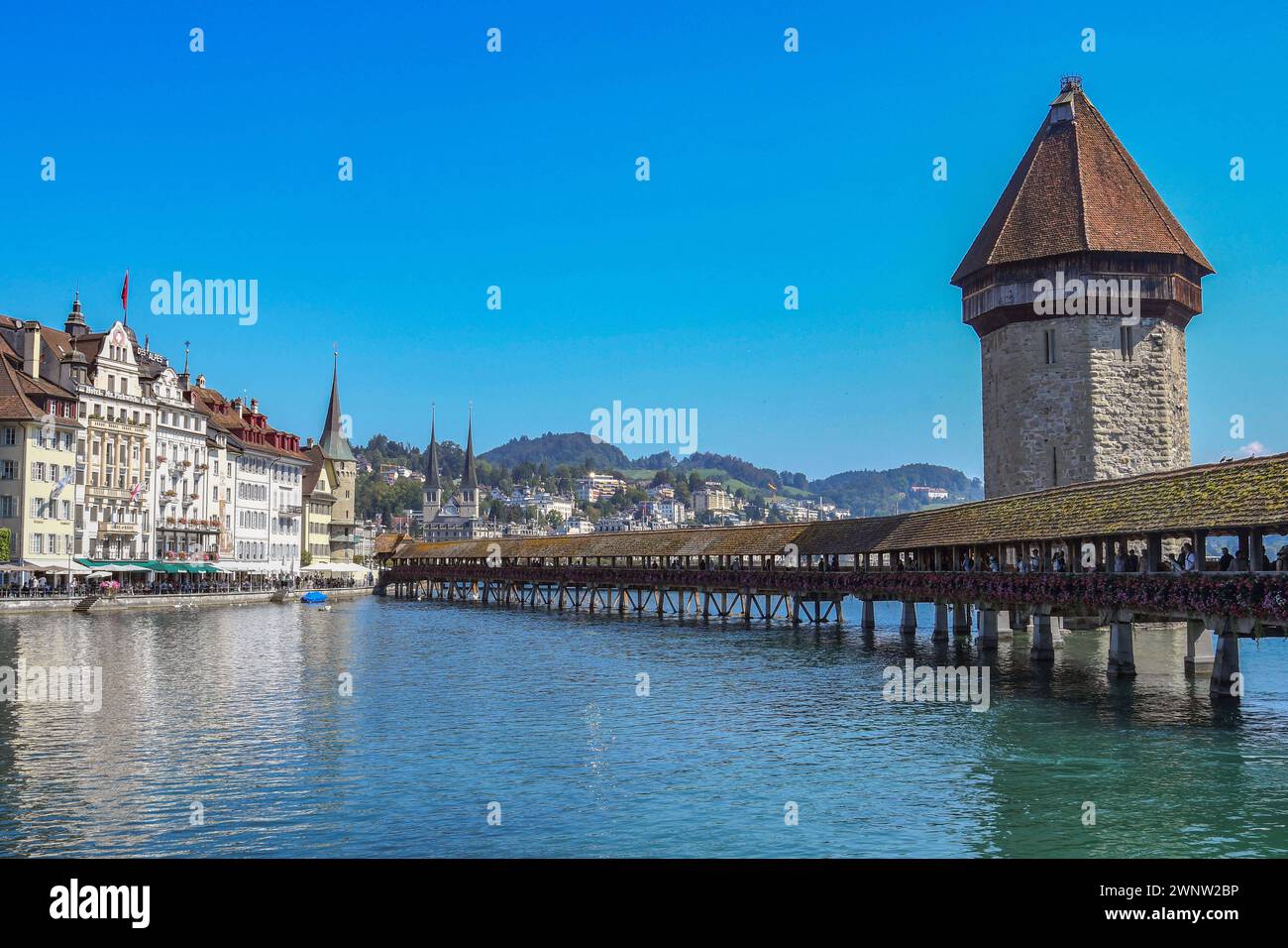 spreuerbruecke-wahrzeichen-von-luzern-am-vierwaldstaettersee-foto