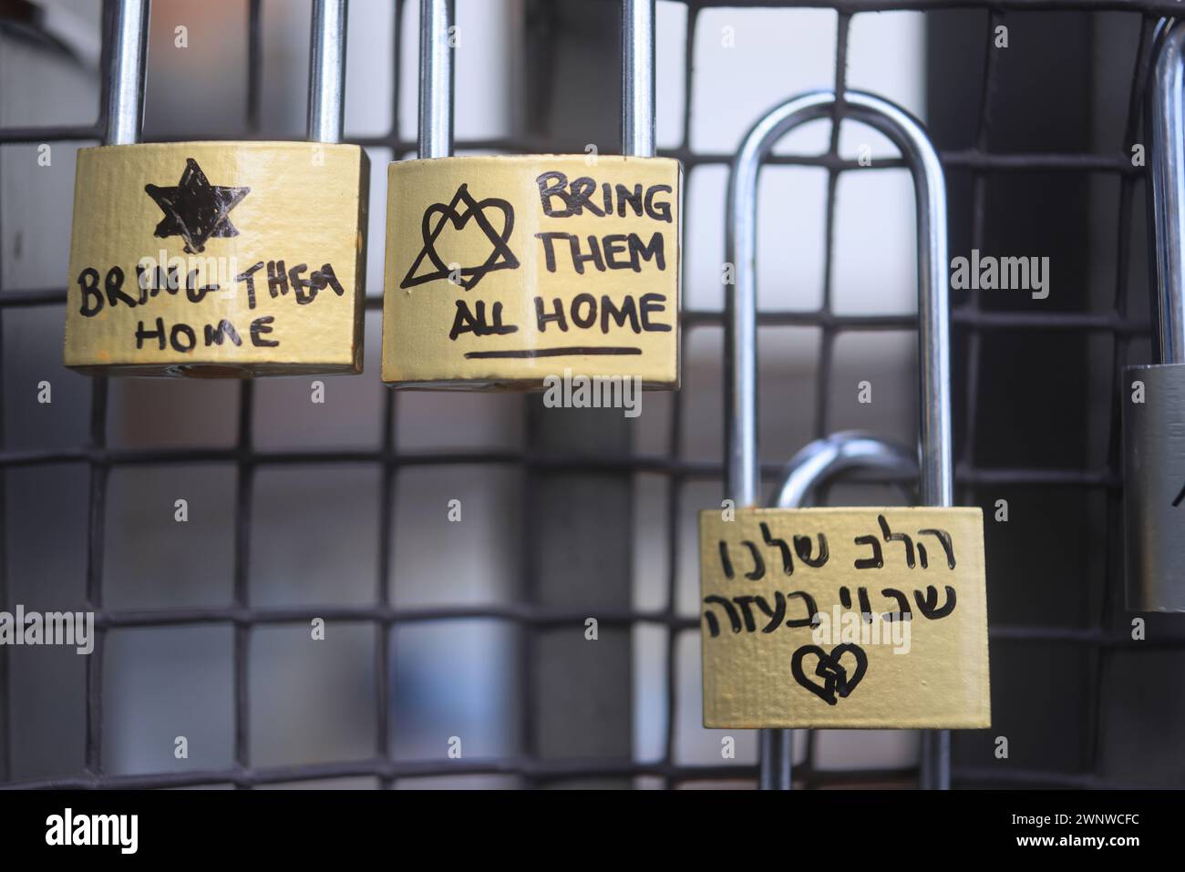 Israeli Padlocks JW3 Lovelock Hostage Bridge that links the centre with Finchley Road ...