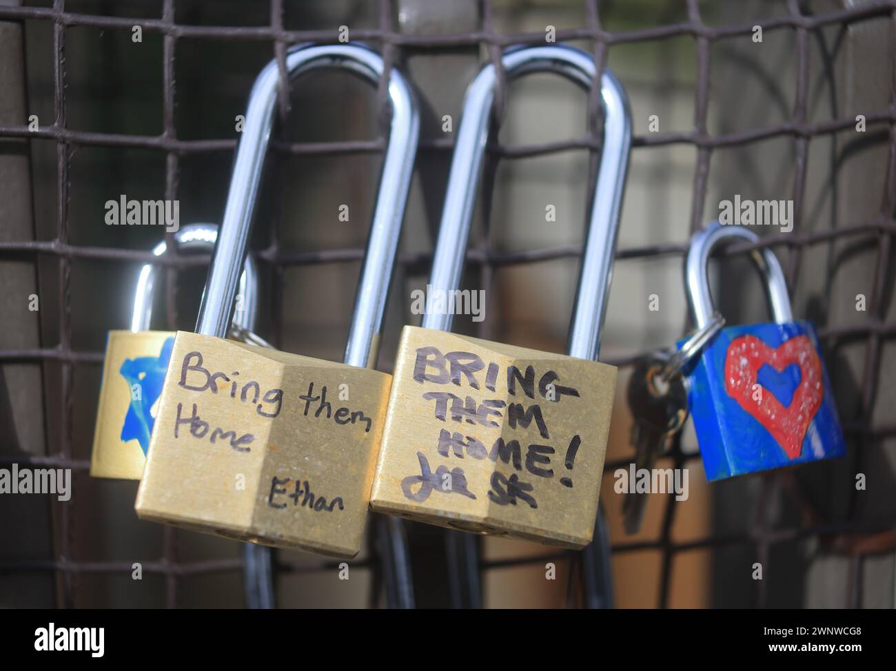 Israeli Padlocks JW3 Lovelock Hostage Bridge that links the centre with Finchley Road ...
