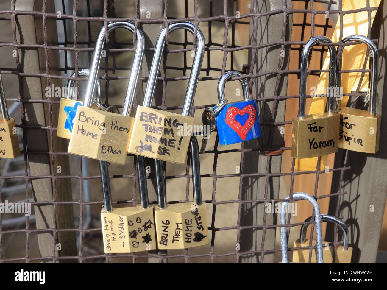 Israeli Padlocks JW3 Lovelock Hostage Bridge that links the centre with Finchley Road ...