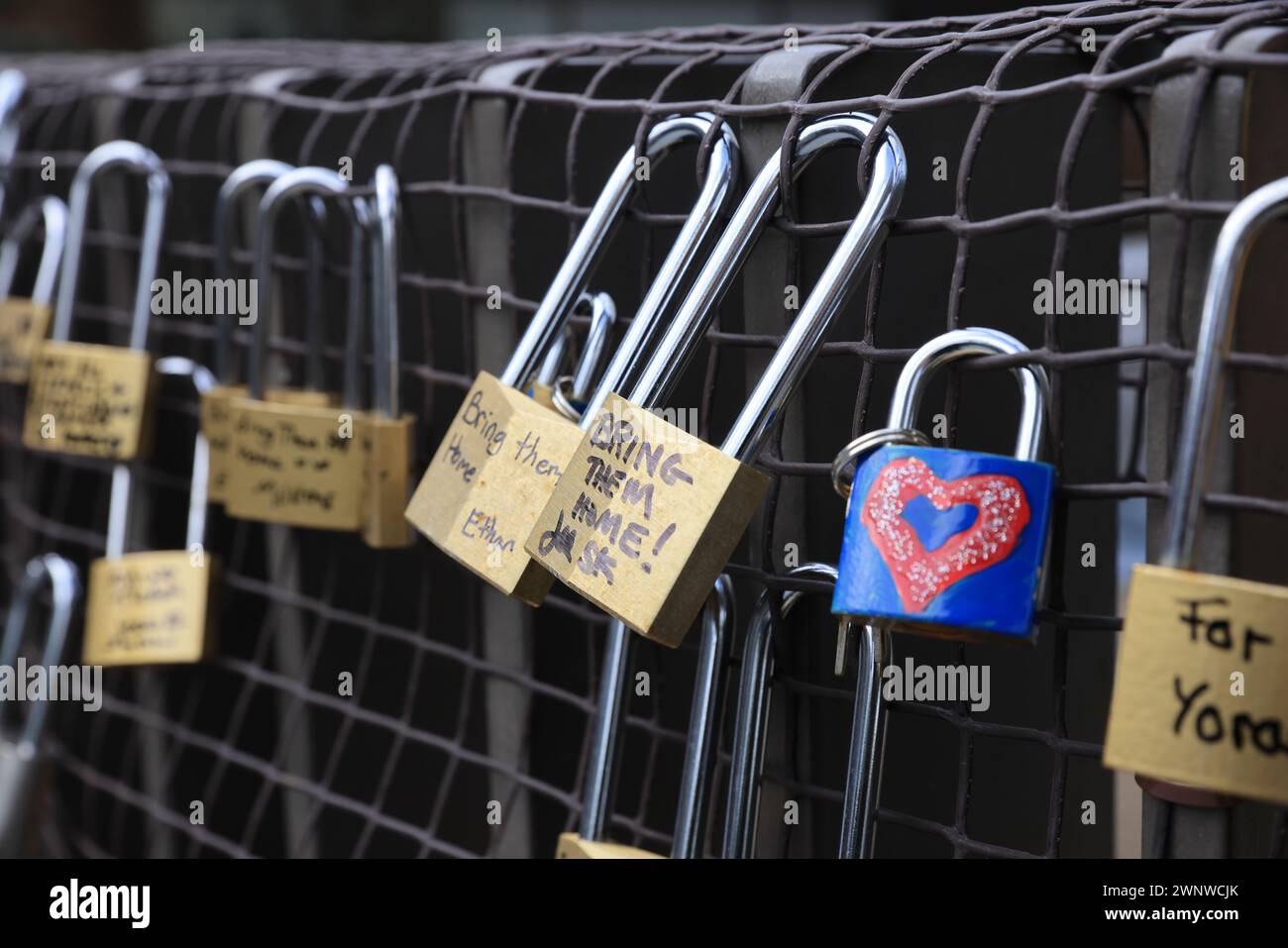 Israeli Padlocks JW3 Lovelock Hostage Bridge that links the centre with Finchley Road ...