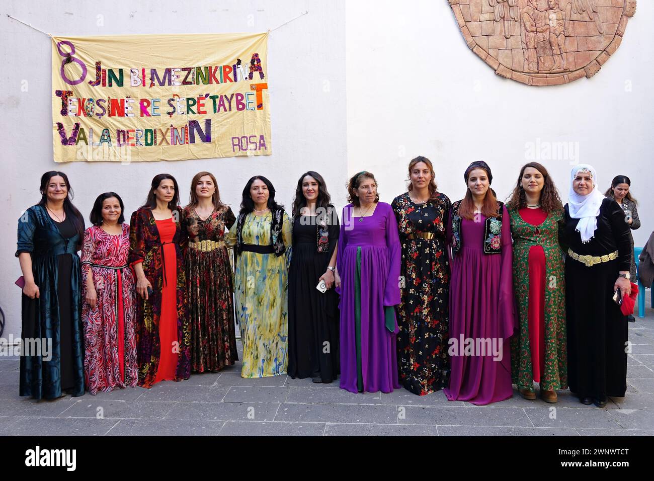 Kurdish women dancing hi-res stock photography and images - Alamy