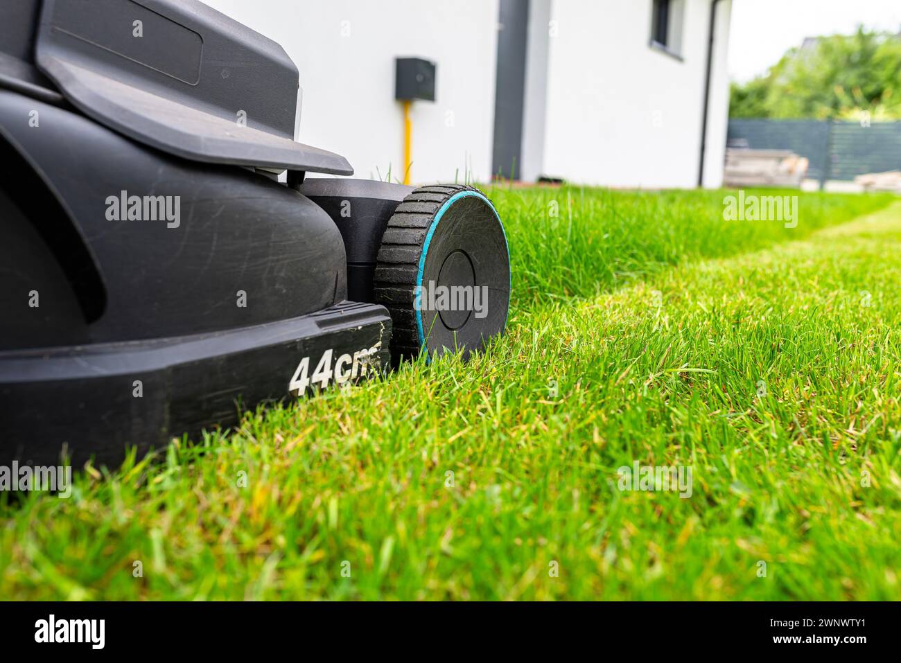 Mowing grass with an electric, powered mower, with a cutting width of ...