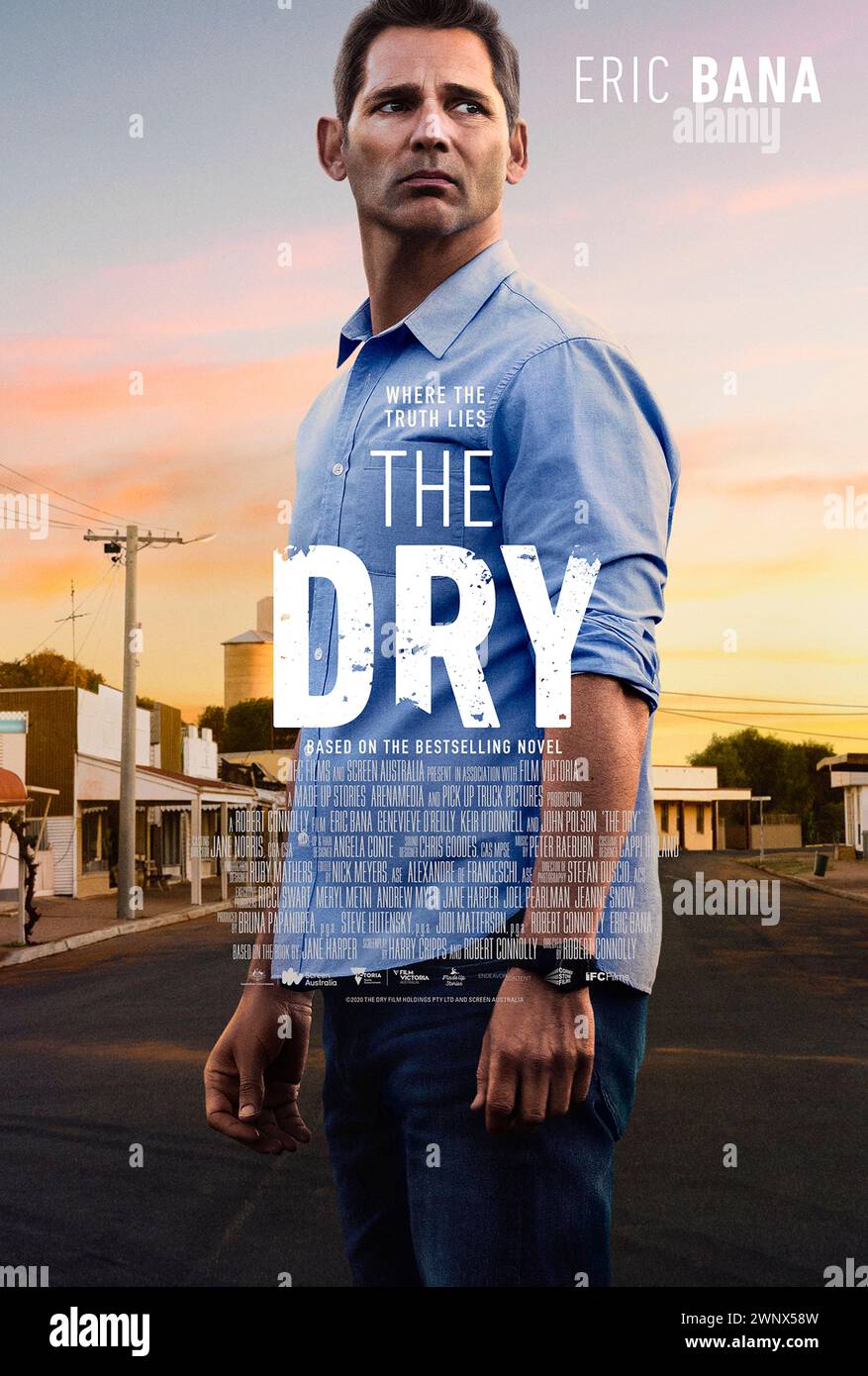 The Dry (2020) directed by Robert Connolly and starring Eric Bana, Genevieve O'Reilly and Keir O'Donnell. Aaron Falk returns to his drought-stricken hometown to attend a tragic funeral and opens up a decades old unsolved death of a teenage girl. Stock Photo