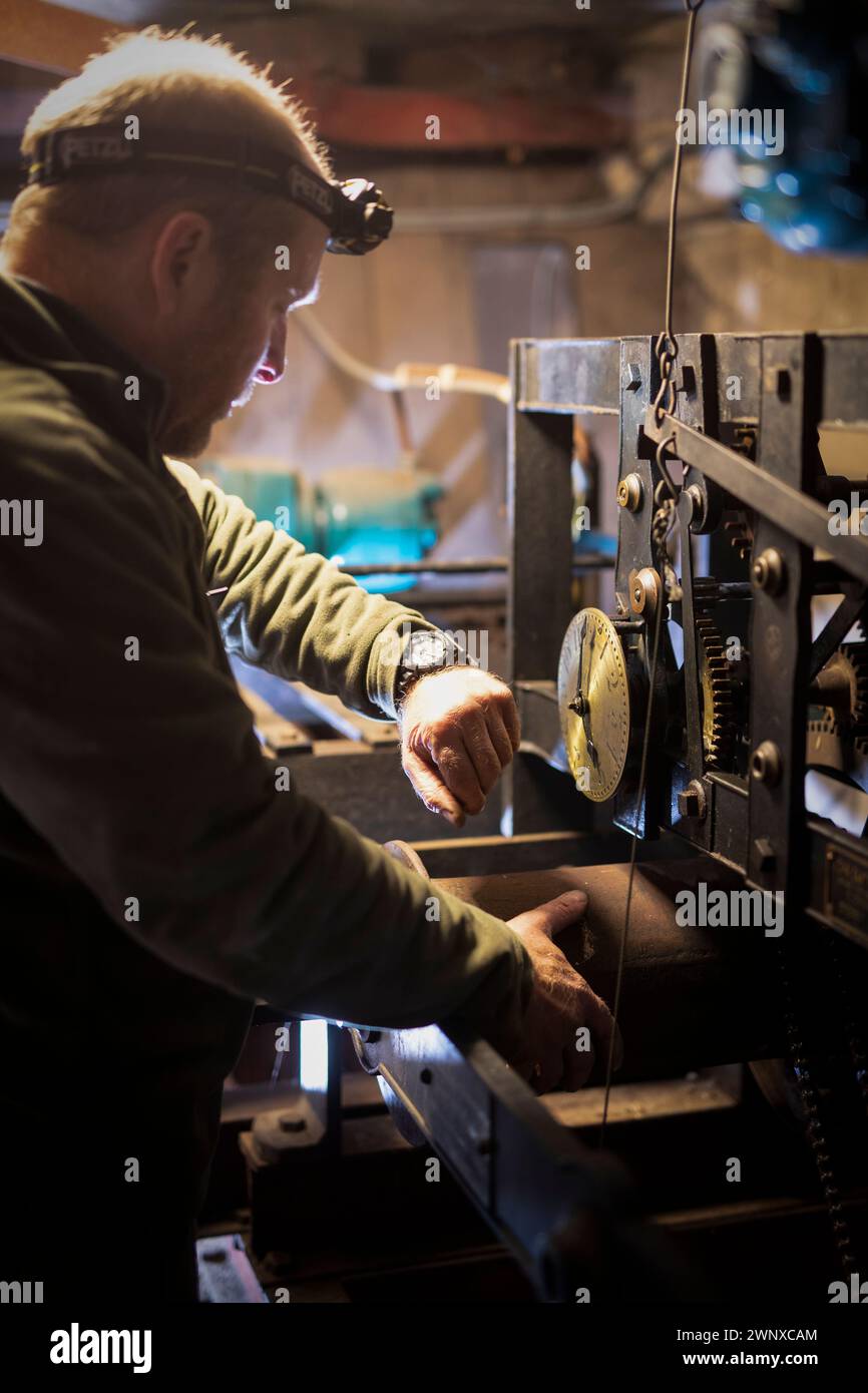 27/03/21 Clock maker Neil Haycock, changes the time and gives the clock