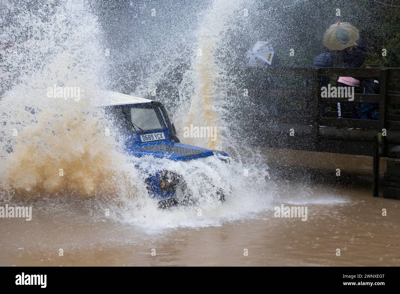 20/02/22   Land Rover Defender splashes spectators with only umbrellas fro defence..  As heavy rain and river levels rise, more than sixty spectators Stock Photo