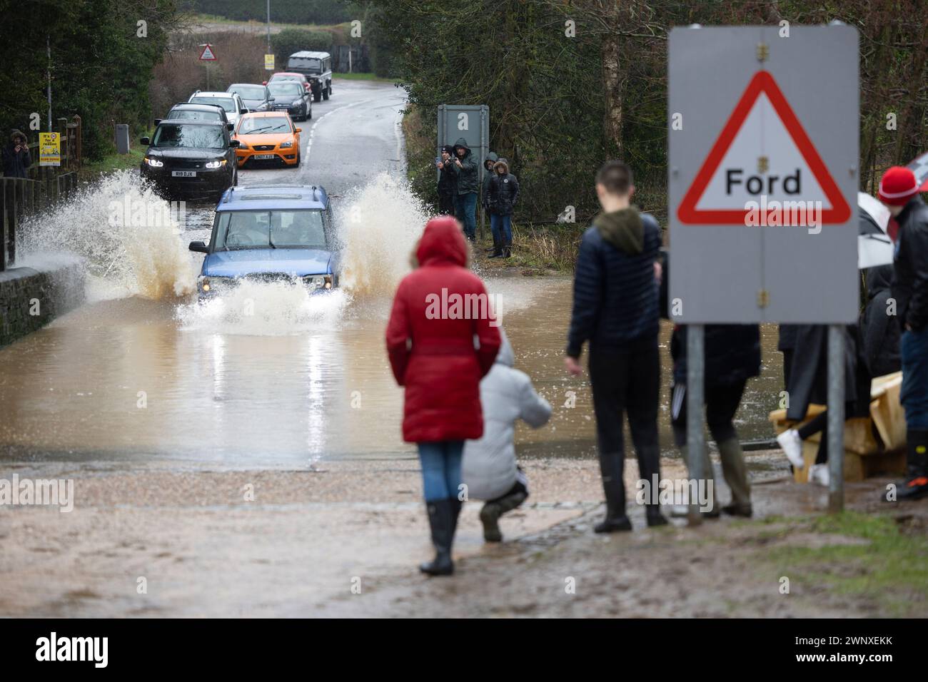 20/02/22   As heavy rain and river levels rise, more than sixty spectators turn-out to watch 4X4 drivers splash their vehicles through Rufford Mill Fo Stock Photo