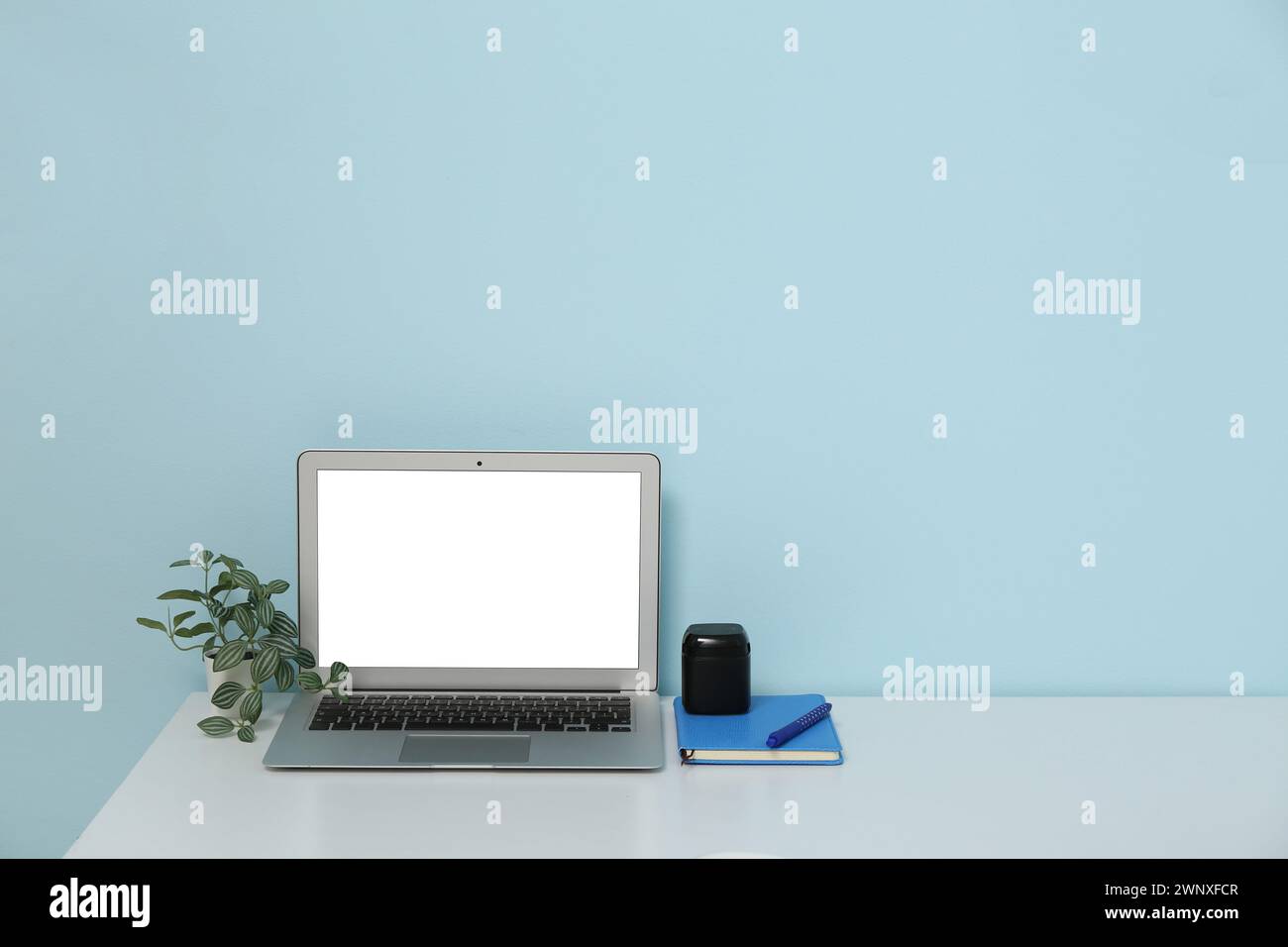 Workplace laptop supplies stylish hi-res stock photography and images ...