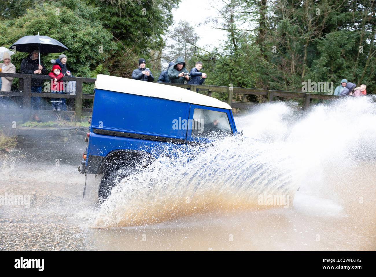 20/02/22   As heavy rain and river levels rise, more than sixty spectators turn-out to watch 4X4 drivers splash their vehicles through Rufford Mill Fo Stock Photo