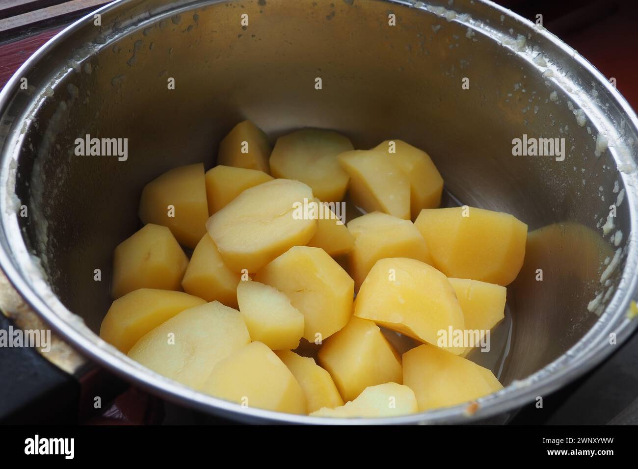 Cooking pot peeled potatoes hi-res stock photography and images - Alamy