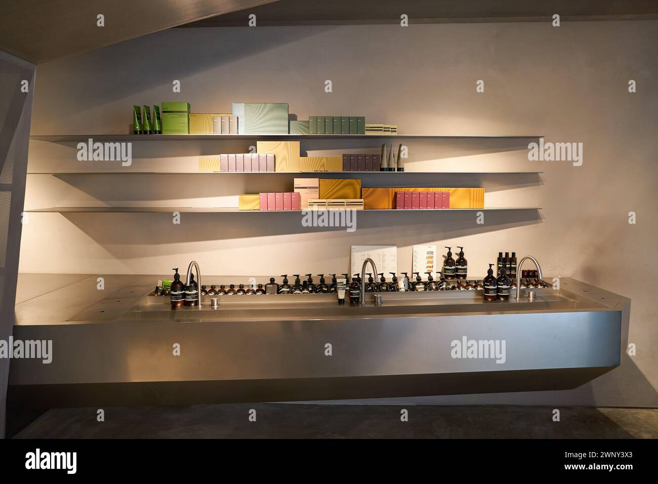 Hong kong cosmetics shop people hi-res stock photography and images - Alamy