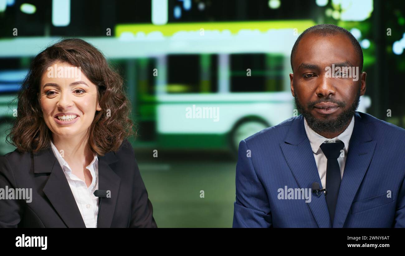 African news reporter team hi-res stock photography and images - Alamy