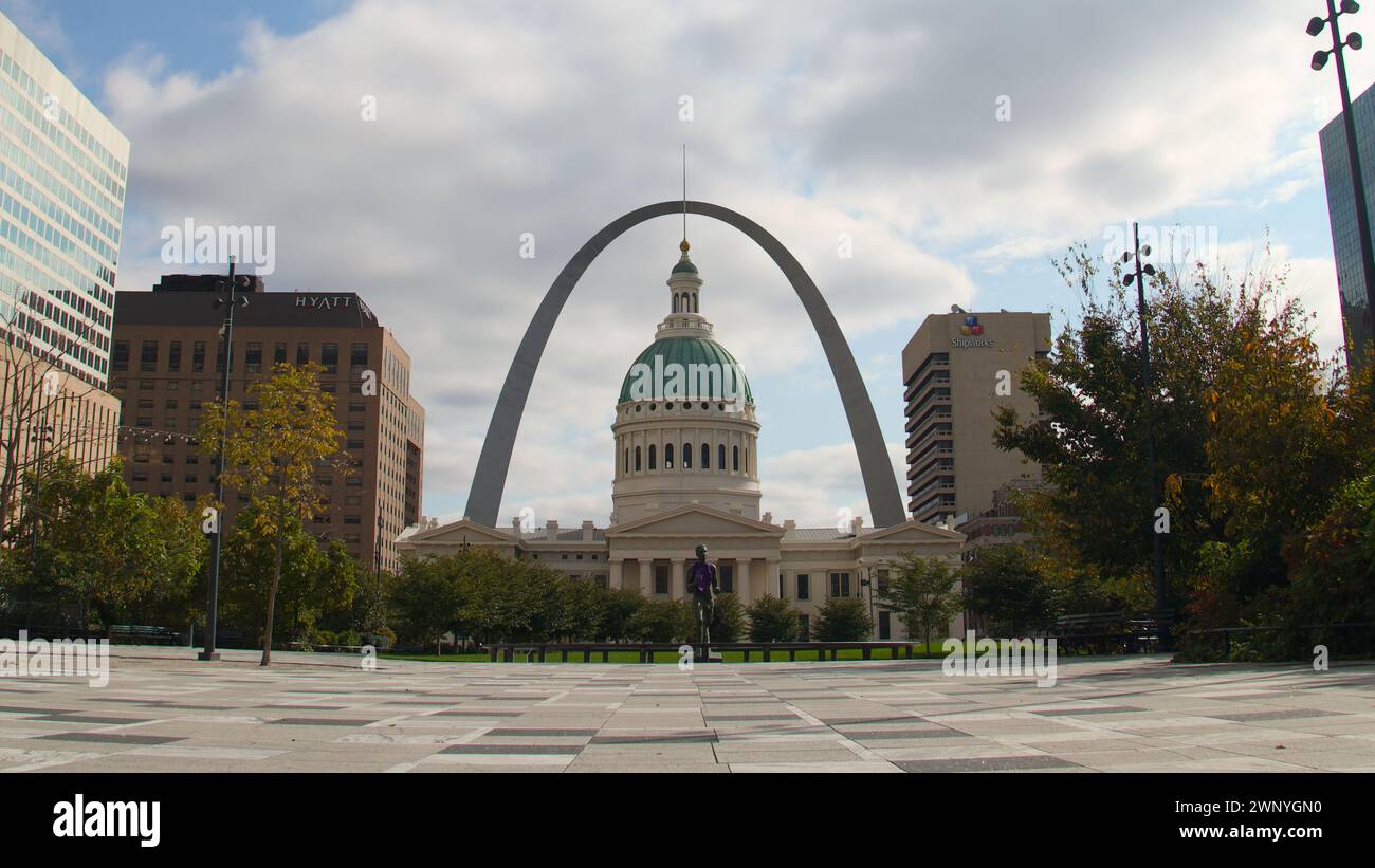 Old Courthouse and Gateway Arch in Downtown St. Louis, MO on a fall day Stock Photo