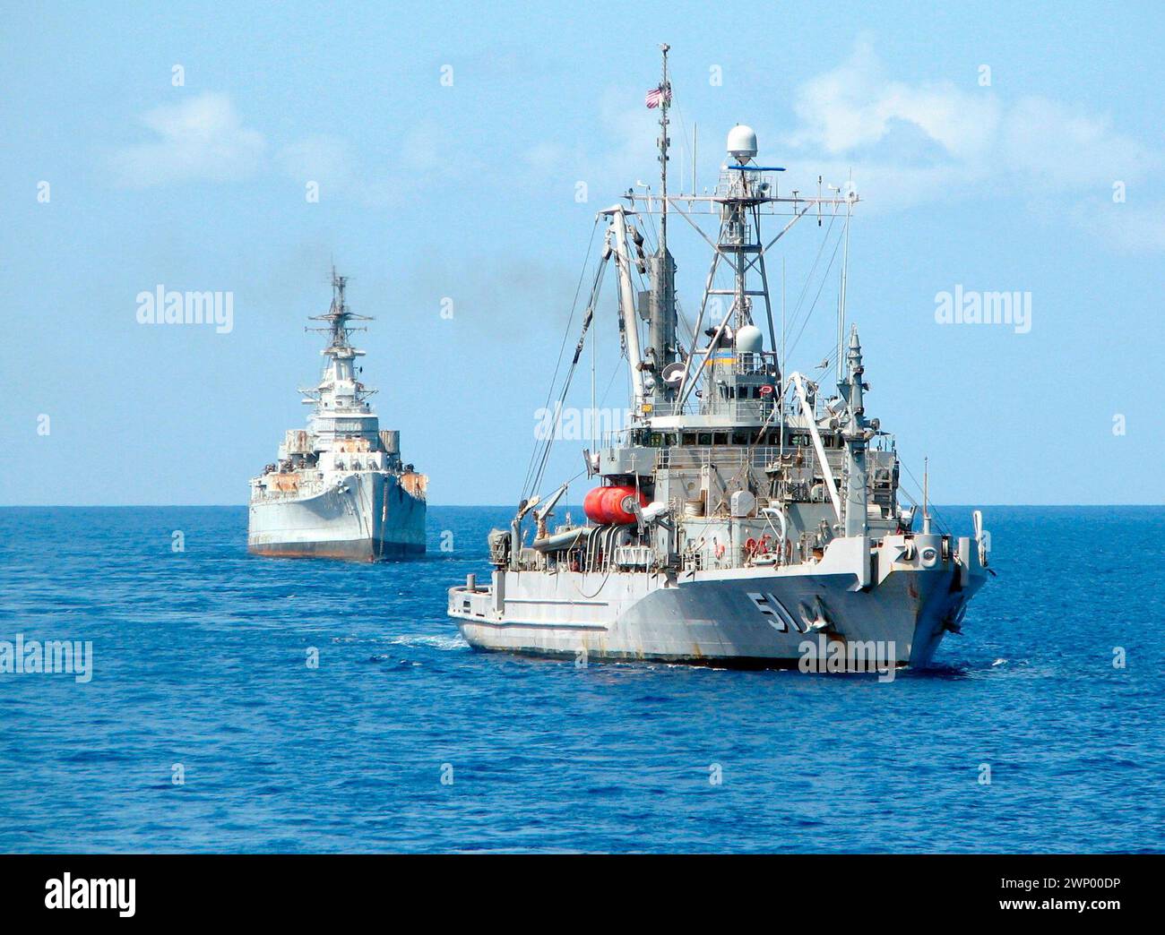 USNS Grasp (T-ARS-51) tows the decommissioned cruiser USS Des Moines (CA-134) from Philadelphia, Pennsylvania (USA), to Brownesville, Texas (USA), for scrapping - October 2006 Stock Photo