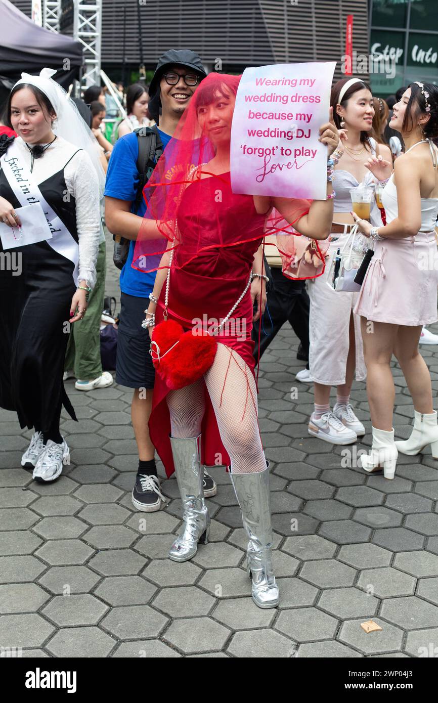 Taylor swift red dress hi-res stock photography and images - Alamy